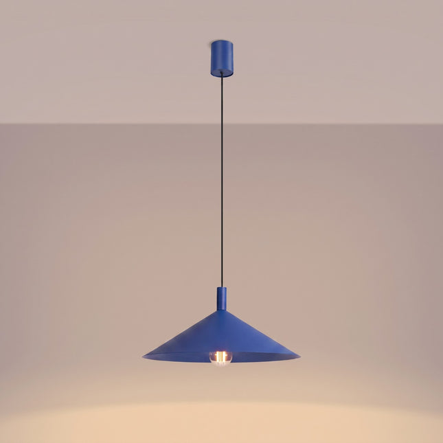 Suspension Bergen cône large 40 cm bleu outremer, lumière allumée