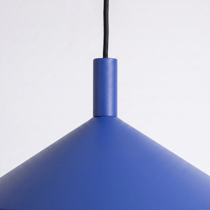 Suspension Bergen cône large 40 cm bleu outremer sur fond coloré, vue de trois quarts