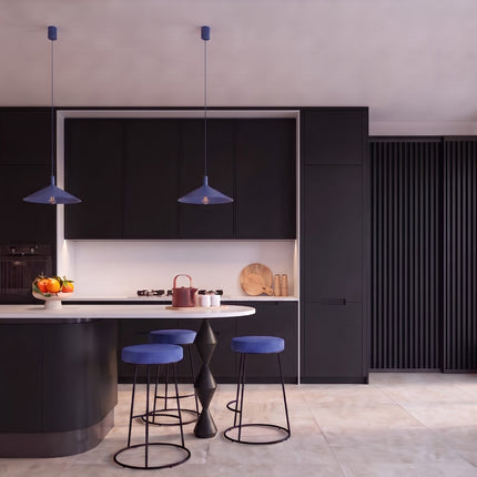 Suspension Bergen cône large 40 cm bleu outremer dans une pièce à vivre