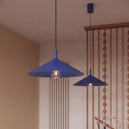 Suspension Bergen cône large 40 cm bleu outremer dans un intérieur contemporain