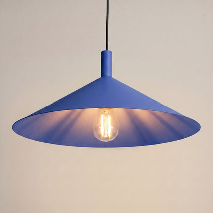 Suspension Bergen cône large 40 cm bleu outremer, vue de détail du cône