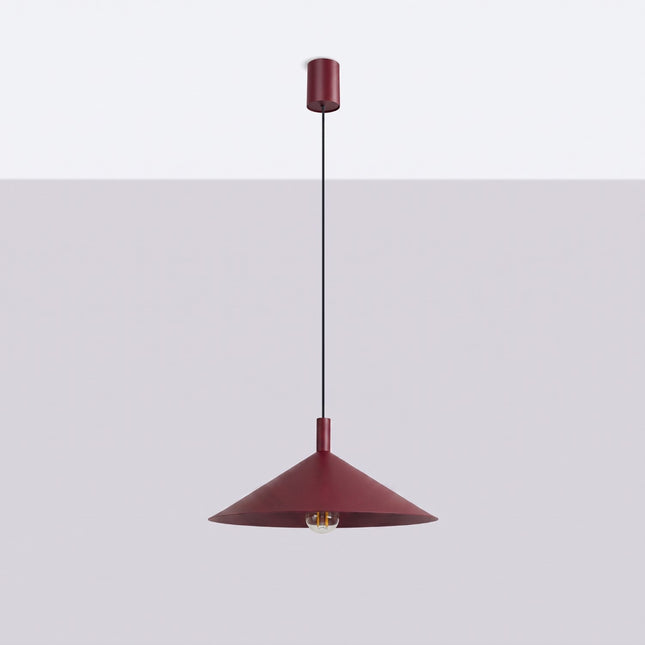 Suspension Bergen cône large 40 cm bordeaux, vue en situation sur fond clair