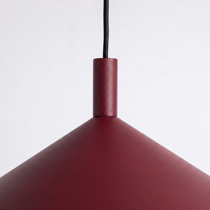 Suspension Bergen cône large 40 cm bordeaux sur fond coloré, vue de trois quarts
