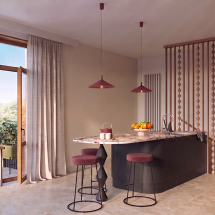 Suspension Bergen cône large 40 cm bordeaux au-dessus d'une table