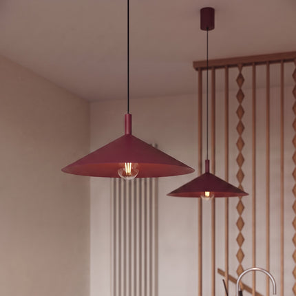 Suspension Bergen cône large 40 cm bordeaux dans un intérieur contemporain