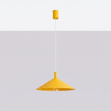 Suspension Bergen cône large 40 cm jaune ambré, vue en situation sur fond clair