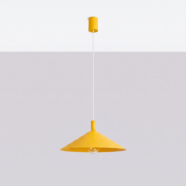 Suspension Bergen cône large 40 cm jaune ambré, vue en situation sur fond clair