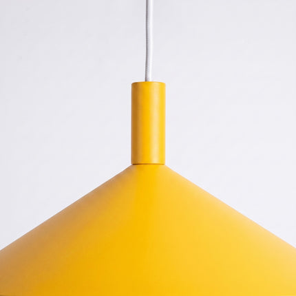 Suspension Bergen cône large 40 cm jaune ambré sur fond coloré, vue de trois quarts