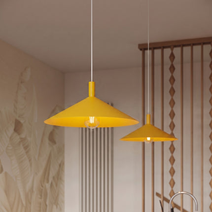 Suspension Bergen cône large 40 cm jaune ambré dans un intérieur contemporain