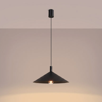 Suspension Bergen Cône Large 40 cm en Acier Noire, lumière allumée