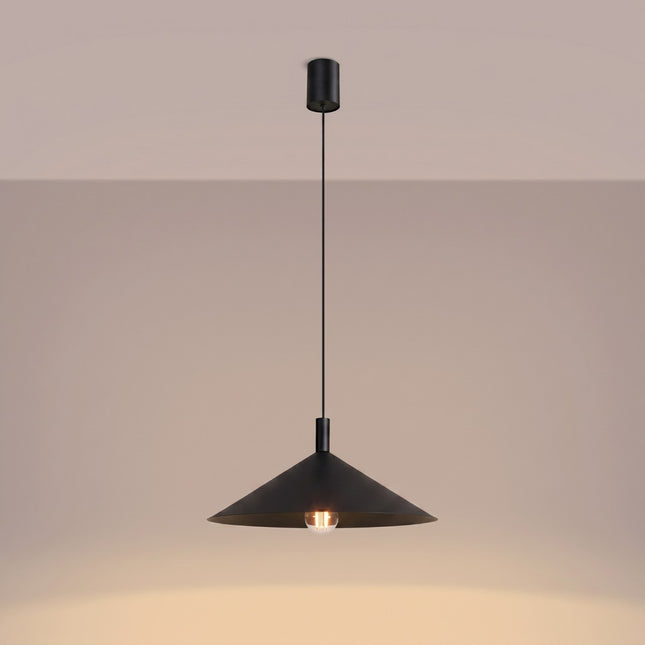 Suspension Bergen Cône Large 40 cm en Acier Noire, lumière allumée