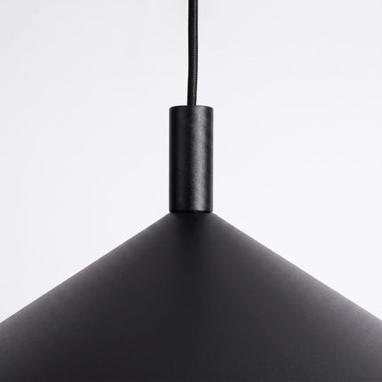 Suspension Bergen Cône Large 40 cm en Acier Noire, vue sur fond coloré