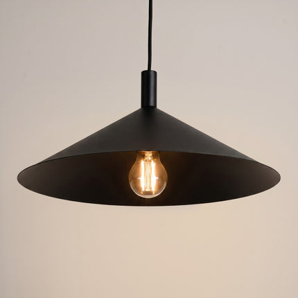 Suspension Bergen Cône Large 40 cm en Acier Noire, vue de détail
