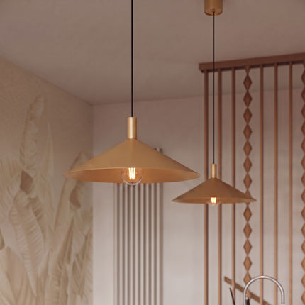Suspension Bergen cône large 40 cm or dans un intérieur contemporain