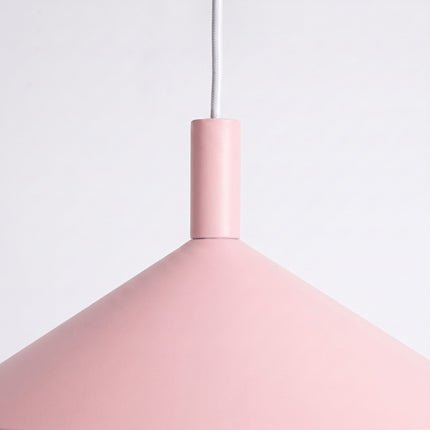 Suspension Bergen cône large 40 cm rose poudré sur fond coloré, vue de trois quarts