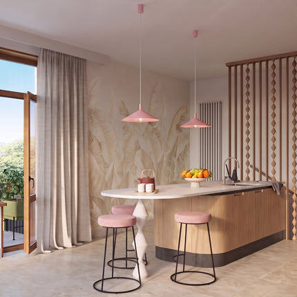 Suspension Bergen cône large 40 cm rose poudré au-dessus d'une table