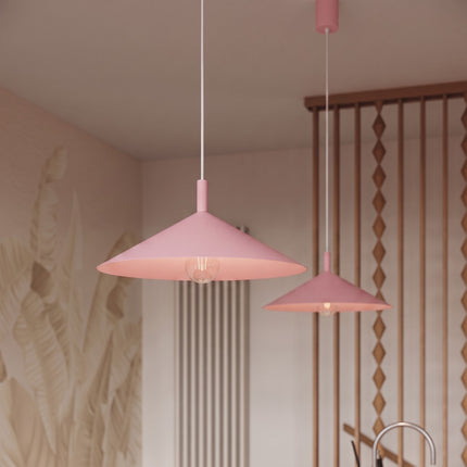 Suspension Bergen cône large 40 cm rose poudré dans un intérieur contemporain