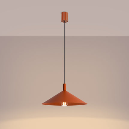 Suspension Bergen Cône Large 40 cm en Acier Rouge Ocre, lumière allumée