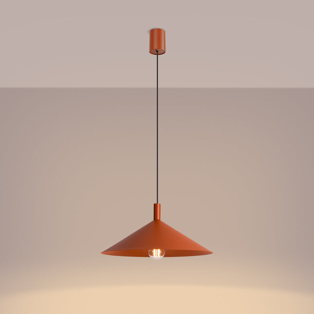 Suspension Bergen Cône Large 40 cm en Acier Rouge Ocre, lumière allumée