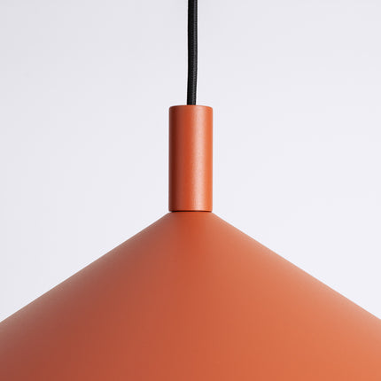 Suspension Bergen Cône Large 40 cm en Acier Rouge Ocre, vue sur fond coloré