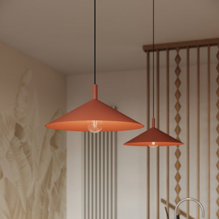 Suspension Bergen Cône Large 40 cm en Acier Rouge Ocre, mise en situation 3
