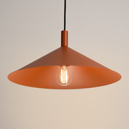 Suspension Bergen Cône Large 40 cm en Acier Rouge Ocre, vue de détail