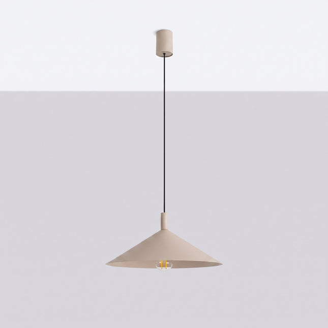 Suspension Bergen cône large 40 cm taupe, vue en situation sur fond clair