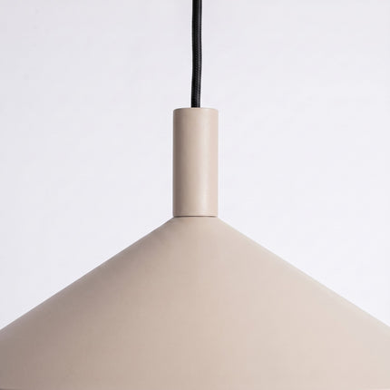 Suspension Bergen cône large 40 cm taupe sur fond coloré, vue de trois quarts