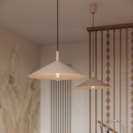 Suspension Bergen cône large 40 cm taupe dans un intérieur contemporain