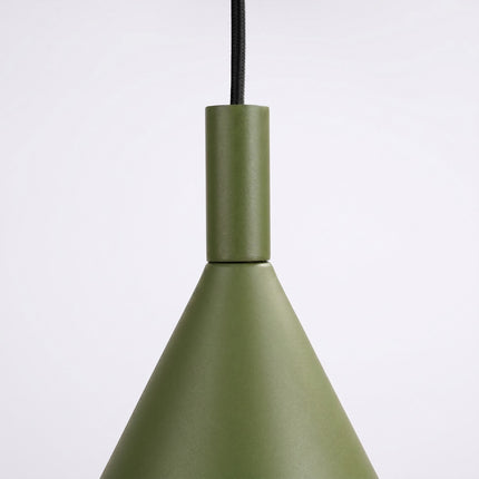 Suspension Bergen Cône Large 40 cm en Acier Vert Olive, vue sur fond coloré