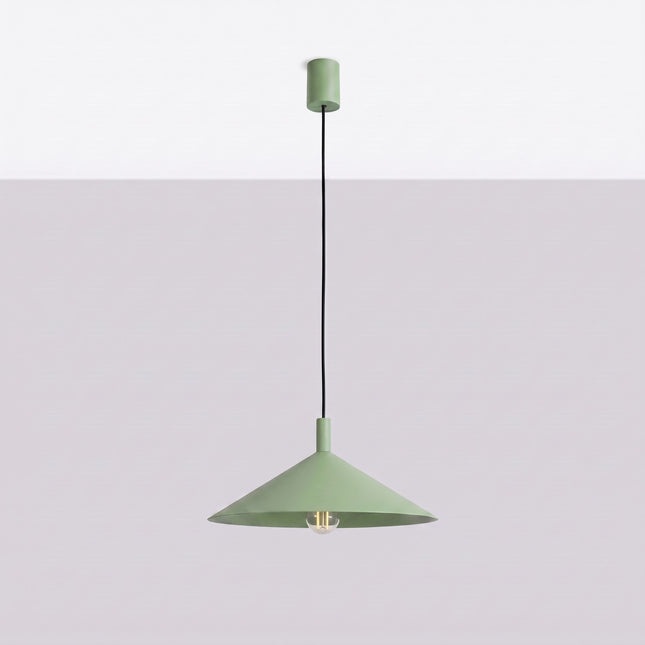 Suspension Bergen cône large 40 cm vert sauge, vue en situation sur fond clair