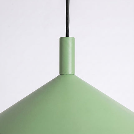 Suspension Bergen cône large 40 cm vert sauge sur fond coloré, vue de trois quarts