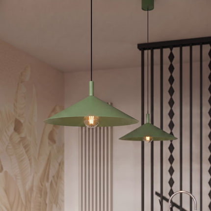 Suspension Bergen cône large 40 cm vert sauge dans un intérieur contemporain