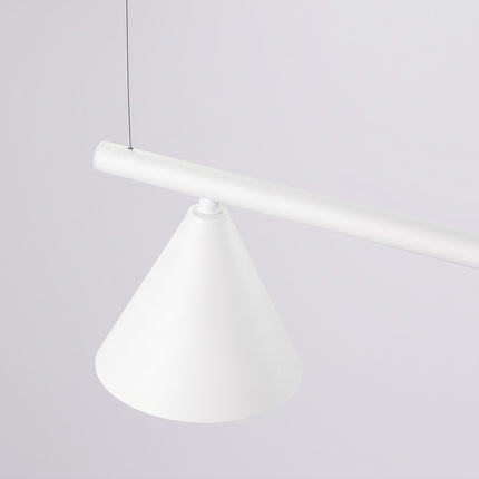 Suspension Bergen Poutre 4 Cônes 122 cm en Acier Blanche, vue sur fond coloré
