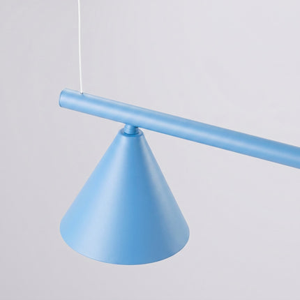 Suspension Bergen poutre 4 cônes 122 cm bleu ciel sur fond coloré, vue de trois quarts