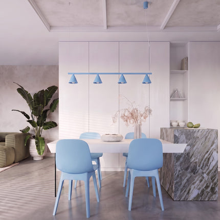 Suspension Bergen poutre 4 cônes 122 cm bleu ciel dans une pièce à vivre