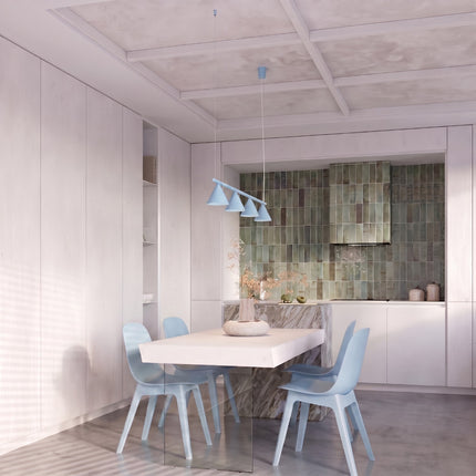 Suspension Bergen poutre 4 cônes 122 cm bleu ciel au-dessus d'une table