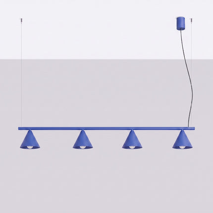Suspension Bergen poutre 4 cônes 122 cm bleu outremer, vue en situation sur fond clair