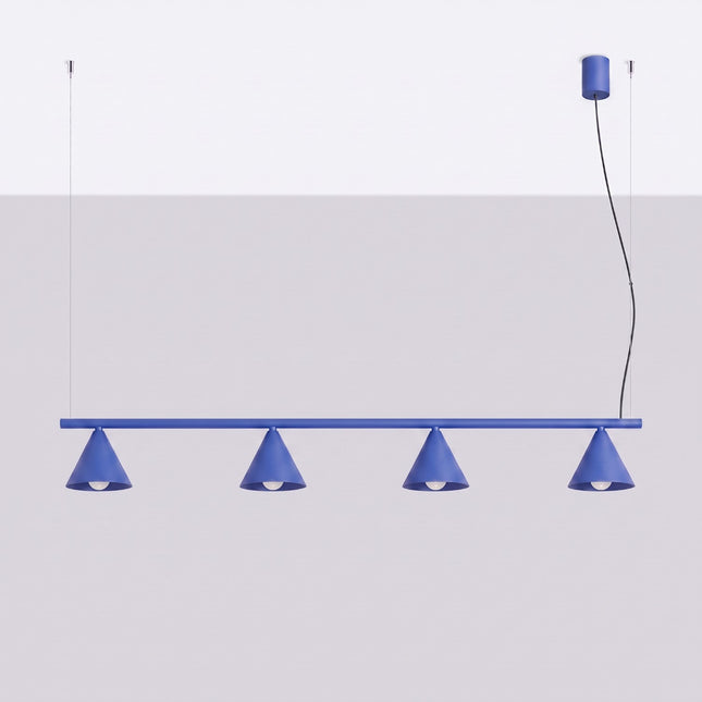 Suspension Bergen poutre 4 cônes 122 cm bleu outremer, vue en situation sur fond clair