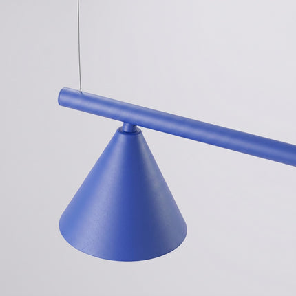 Suspension Bergen poutre 4 cônes 122 cm bleu outremer sur fond coloré, vue de trois quarts