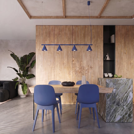 Suspension Bergen poutre 4 cônes 122 cm bleu outremer dans une pièce à vivre