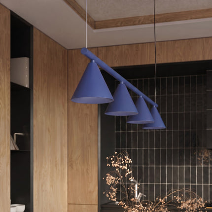 Suspension Bergen poutre 4 cônes 122 cm bleu outremer dans un intérieur contemporain