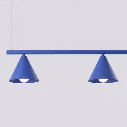Suspension Bergen poutre 4 cônes 122 cm bleu outremer, packshot de trois quarts