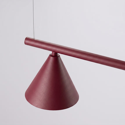 Suspension Bergen poutre 4 cônes 122 cm bordeaux sur fond coloré, vue de trois quarts