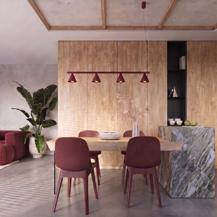 Suspension Bergen poutre 4 cônes 122 cm bordeaux dans une pièce à vivre