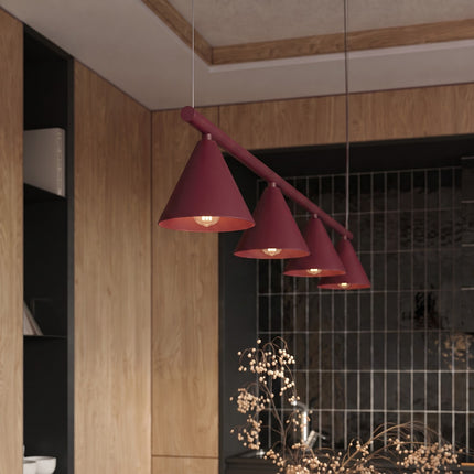 Suspension Bergen poutre 4 cônes 122 cm bordeaux dans un intérieur contemporain