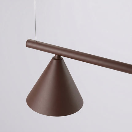 Suspension Bergen poutre 4 cônes 122 cm brun chocolat sur fond coloré, vue de trois quarts