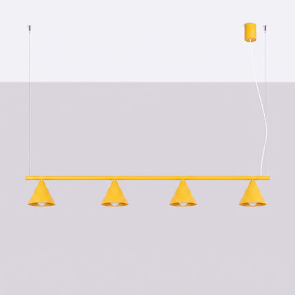 Suspension Bergen poutre 4 cônes 122 cm jaune ambré, vue en situation sur fond clair