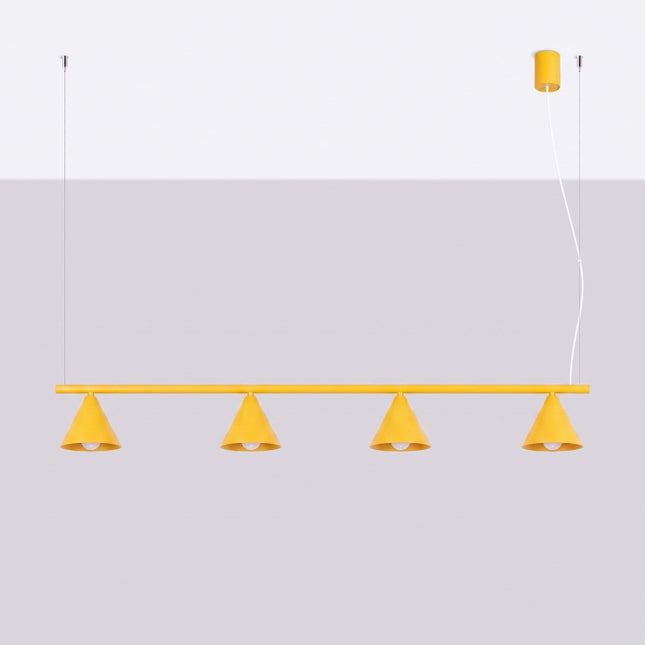 Suspension Bergen poutre 4 cônes 122 cm jaune ambré, vue en situation sur fond clair