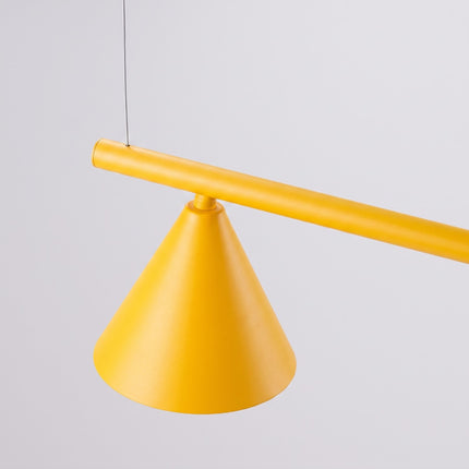 Suspension Bergen poutre 4 cônes 122 cm jaune ambré sur fond coloré, vue de trois quarts